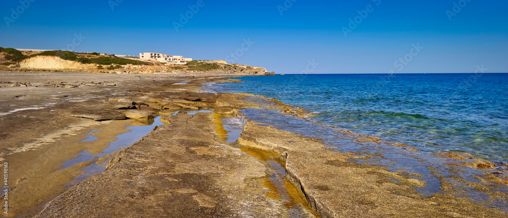 Kamienista plaża nad Morzem Śródziemnym. Wyspa Kreta, Grecja. - obrazy, fototapety, plakaty 