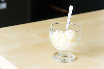 Poster - Closeup shot of vanilla ice cream in a glass cup