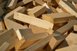 Reste von Baumaterial aus Holz auf dem Lagerplatz für die Verarbeitung in einem Pelletwerk im Norden der Stadt Magdeburg
