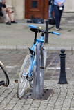 Fototapeta Miasto - Stare rowery zaparkowane na stojaku w mieście.