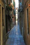 Fototapeta Uliczki - Narrow alley in Venice, Italy