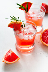 Wall Mural - Grapefruit summer coctail grink with slice of grapefruit and rosemary