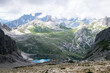 blauer See in alpiner Landschaft