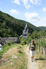 Wall Mural - Frau in den Weinbergen bei Bacharach