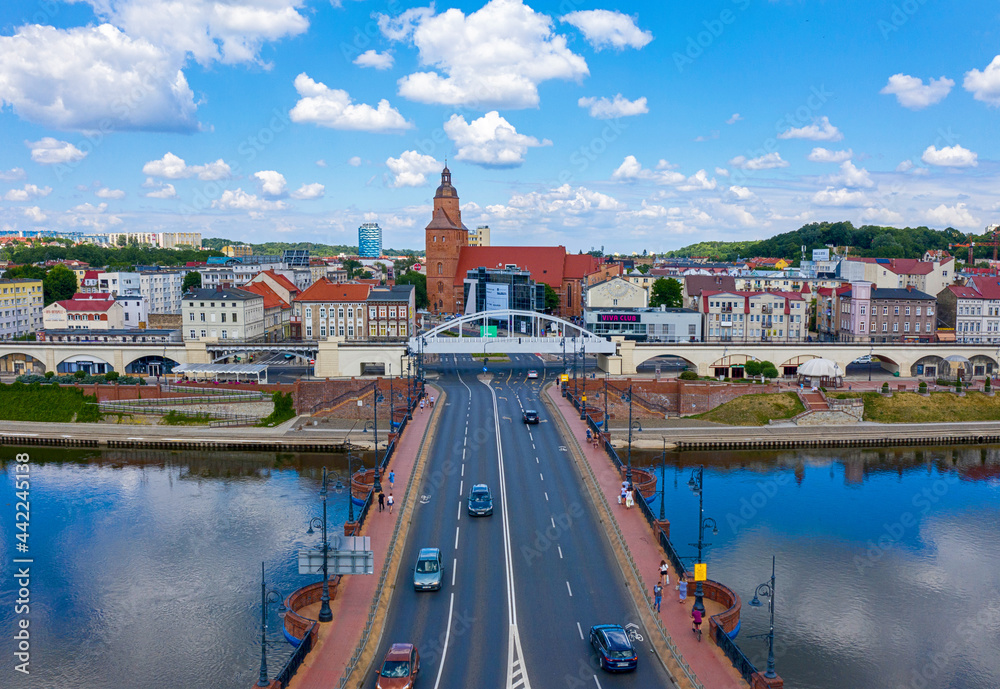 Centrum miasta Gorzów Wielkopolski, widok na bulwar wschodni i zachodni nad rzeką Warta od strony mostu staromiejskiego. - obrazy, fototapety, plakaty 