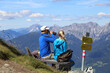 © AmazingPixels - Zwei Wanderer genießen die schöne Aussicht in den Bergen in den steirischen Alpen. Wandern ist die beste Erholung in den Natur.
