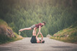 © phRed - giovane coppia pratica acroyoga all'aperto in natura. Acroyoga. Coppia yoga. Partner yoga