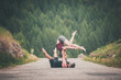 © phRed - giovane coppia pratica acroyoga all'aperto in natura. Acroyoga. Coppia yoga. Partner yoga