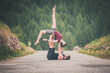 © phRed - giovane coppia pratica acroyoga all'aperto in natura. Acroyoga. Coppia yoga. Partner yoga