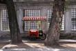 canvas print picture - mobiler imbisswagen steht im schatten zwischen zwei bäumen