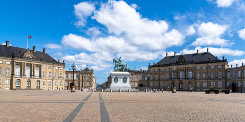 Wall Mural - view of the equestrian statue of Frederik V and the Amalienborg Castle in Copenhagen