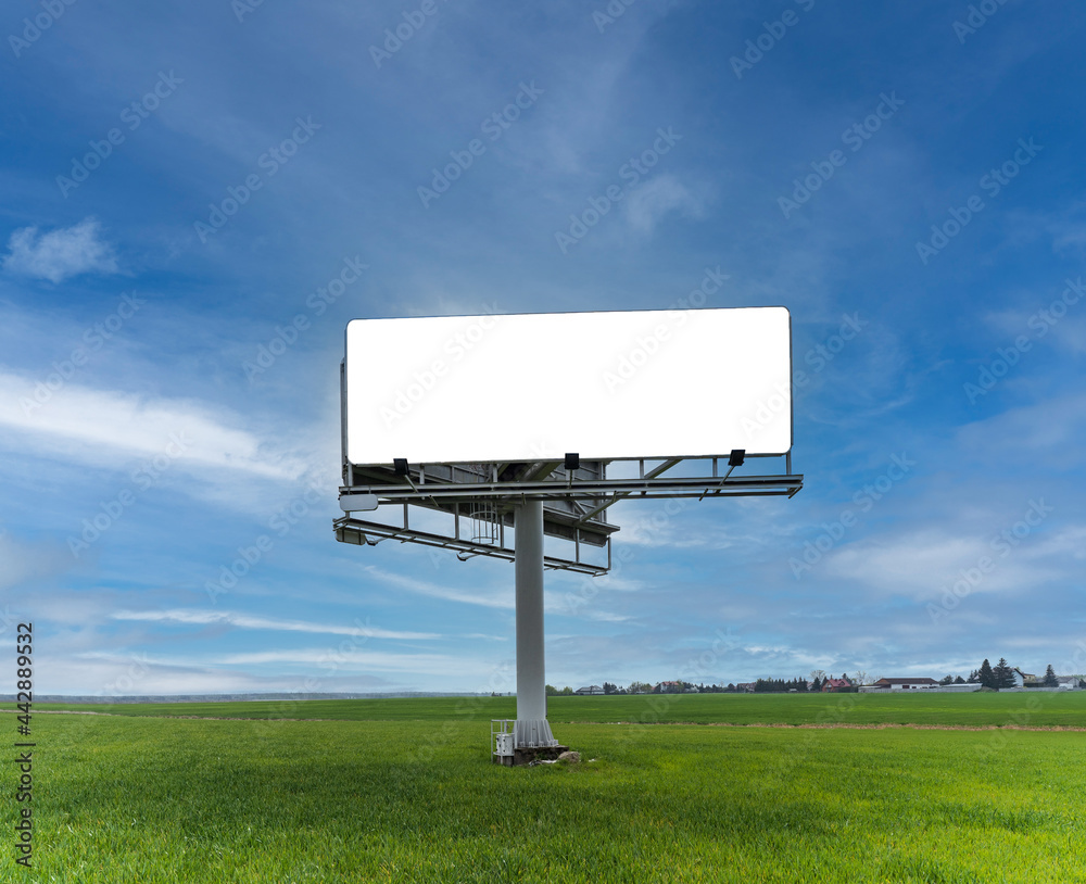 Duży pusty billboard ustawiony przy drodze w polu - obrazy, fototapety, plakaty 