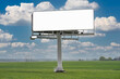Duży pusty billboard ustawiony przy drodze w polu