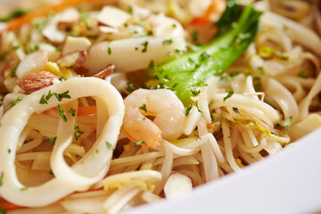 Wall Mural - noodles with chicken and vegetables