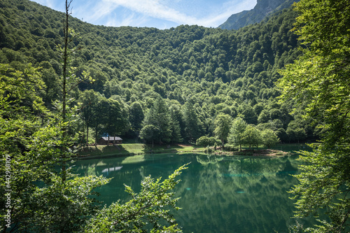 Fototapeta Pireneje  jezioro-bethmale-w-ariege-pireneje-francja