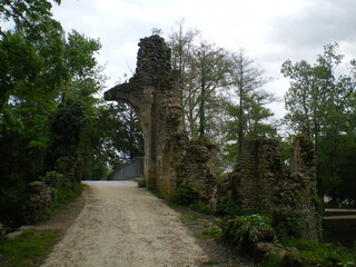 Vaste parc bien entretenu dans le département de la Gironde, avec des vestiges en pierre d'un ancien bâtiment d'histoire, grande porte à moitié détruite par la guerre ou tremblement de terre. 