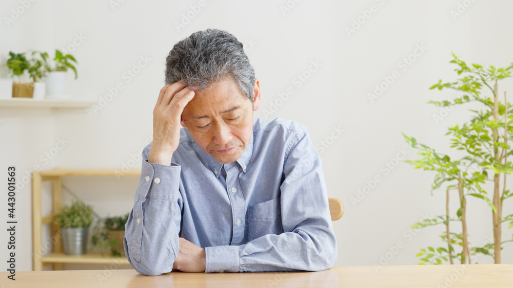 家で考えるシニア男性