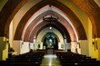Interior de iglesia románica con arcos de medio punto