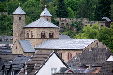 Wall Mural - Bad Münstereifel mit Romanischer Kirche St. Chrysanthus und Daria und Stadtmauer