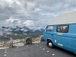 Campervan / Campingbus auf Aussicht auf die Berge in Norwegen, Skandinavien