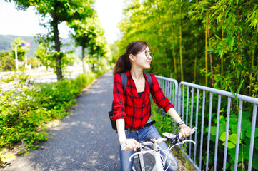 Wall Mural - 自転車に乗る女性