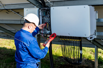 Canvas Print - The inspector checks the actual output voltage level of inverter