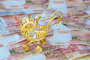 A small gold carriage on Russian money, five thousand rubles. State benefits. Payments from children.