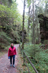 Poster - Frau auf dem Malerweg im Uttewalder Grund