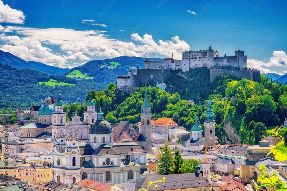Altstadt von Salzburg mit Burg Hohensalzburg in Österreich - obrazy, fototapety, plakaty 