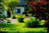 Fototapeta Pomosty - Spojrzenie z ogrodu na dom