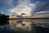 Fototapeta  - Zachód słońca nad jeziorem gra kolorów i chmur
