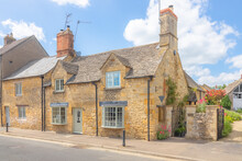 A Traditional Cottage In The Charming, Quaint Old Town English Village Of Chipping Campden On A Sunny Summer Day In The Cotswolds, Gloucestershire, England.