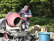 travailleur indépendant qui prépare du béton avec une bétonnière pour maçonnerie  et rénovations