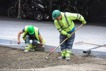 Poster - travail travailleur emploi job voirie chantier chomage casque securite 