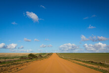 オーストラリア　西オーストラリア州にあるハット・リバー公国の広大な小麦畑と一本道