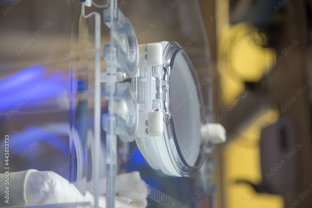 Inkubator na oddziale neonatologicznym w szpitalu.  Sprzęt medyczny.  - obrazy, fototapety, plakaty 