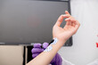 Mano de paciente en consultorio médico en revisión por un doctor que coloca sensores en su brazo en una clínica de atención médica