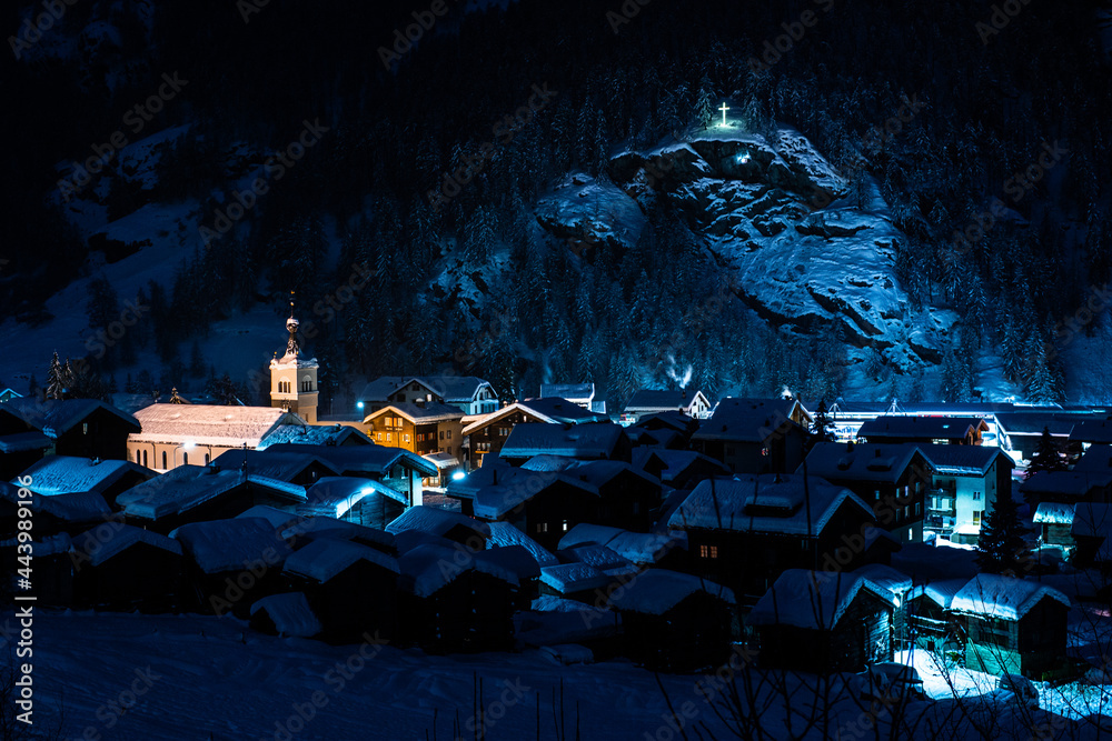 Obraz na płótnie Szwajcarskie miasteczko nocą w salonie