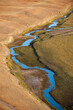 Ein schmaler Fluß mäandriert durch die Halbwüste Gobi, Mongolei
