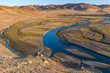 Ein Fluß fliesst durch die mongolische Steppe