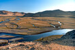 Ein Fluß schlöngelt sich durch die mongolische Steppe