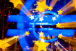 Das Eurosymbol bei Nacht mit Zoomeffekt