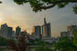 Nowoczesna część Frankfurtu o zachodzie słońca