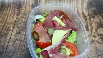 Poster - Salade de jambon de pays dans une barquette