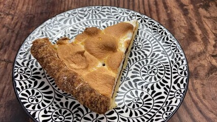 Canvas Print - Tarte au citron meringuée sur une assiette