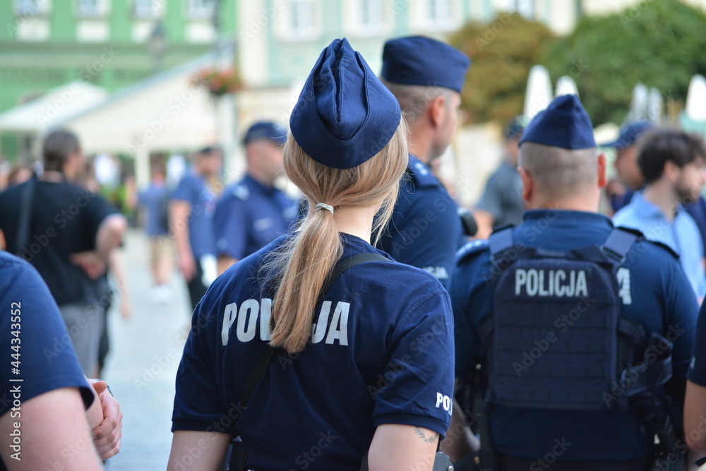 Kobiety policjantki w polskiej policji na zabezpieczeniu imprezy.  - obrazy, fototapety, plakaty 