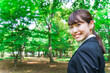 © maroke - スーツを着て笑うビジネスウーマン