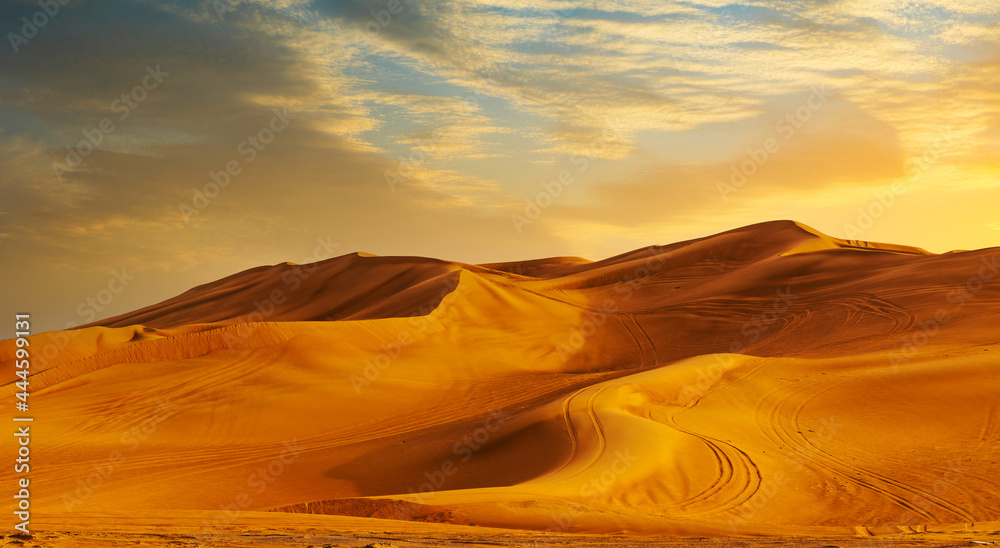 Golden Sand Dune Desert Landscape Panaroma. Beautiful sunset over the sand dunes in the Al Madam Desert, Sharjah, UAE. - obrazy, fototapety, plakaty 