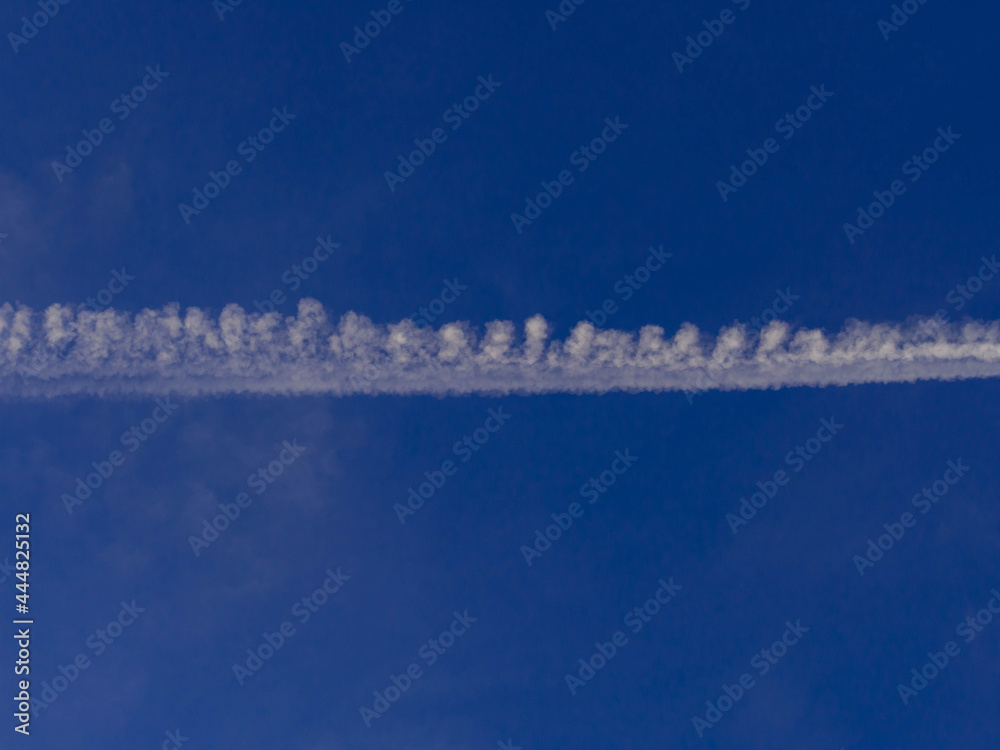 Smuga kondensacyjna na niebie, po przelocie samolotu. - obrazy, fototapety, plakaty 
