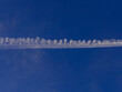 Smuga kondensacyjna na niebie, po przelocie samolotu.